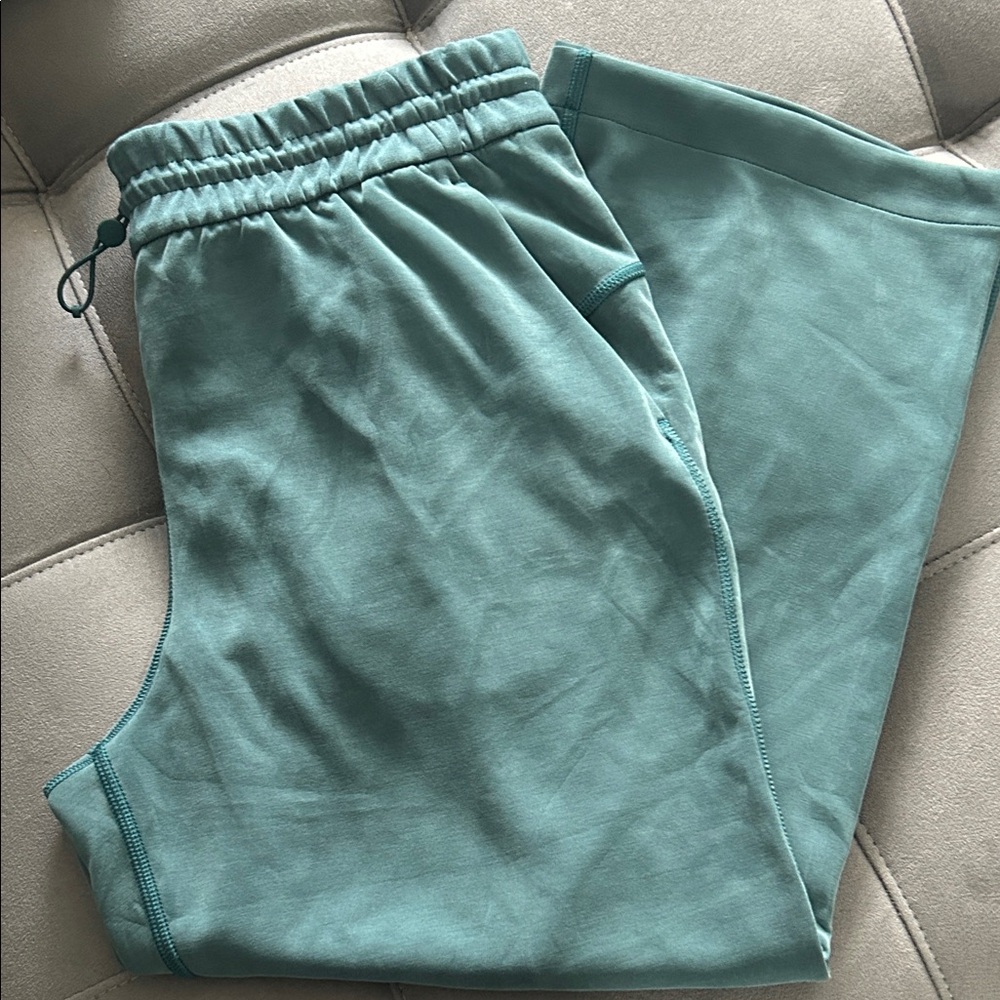 BNWOT Lululemon cropped drawstring pants